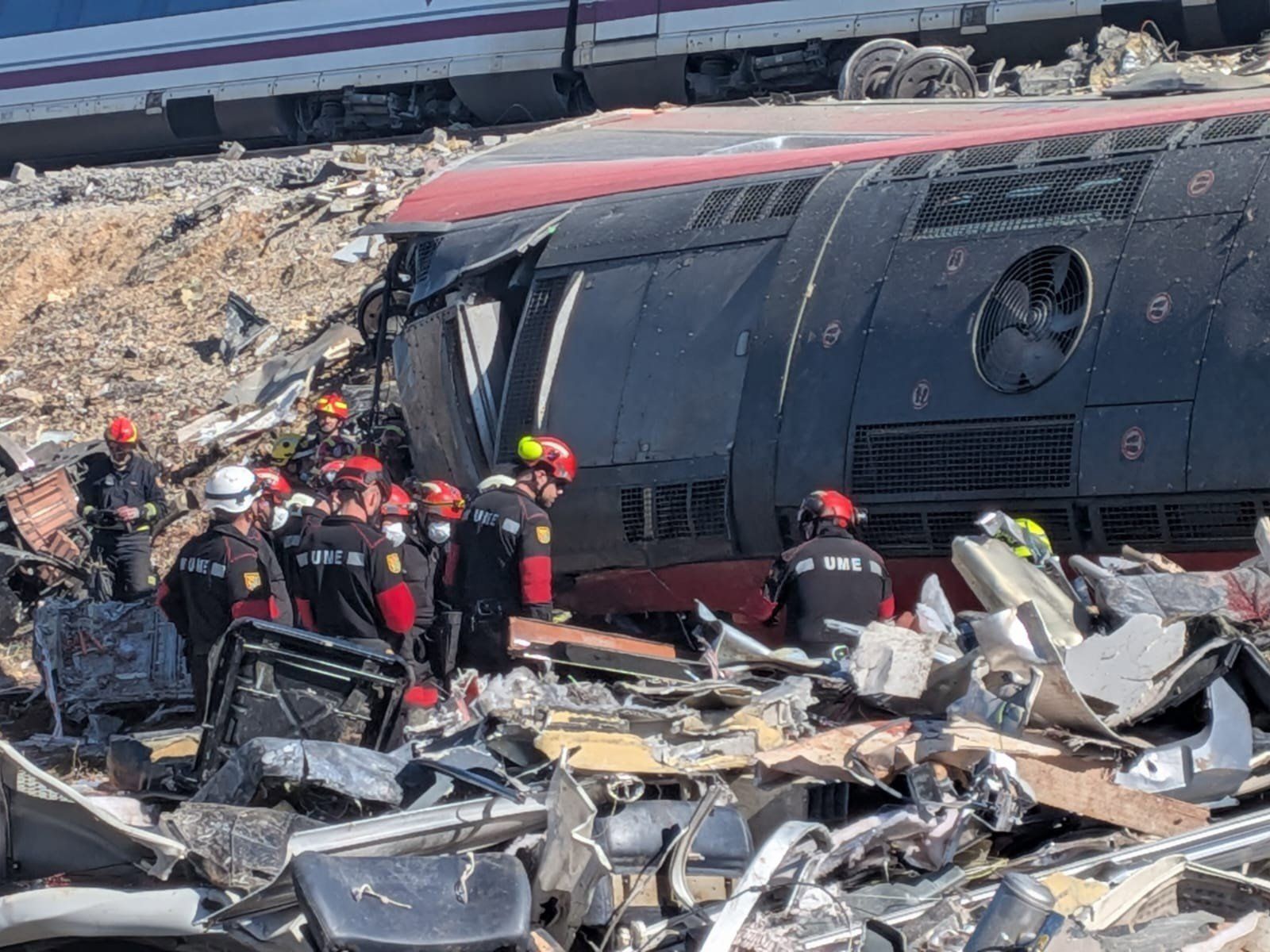 Efectivos de la Unidad Militar de Emergencias (UME) trabajan en el accidente ferroviario de Urda (Toledo). |MINISTERIO DE DEFENSA