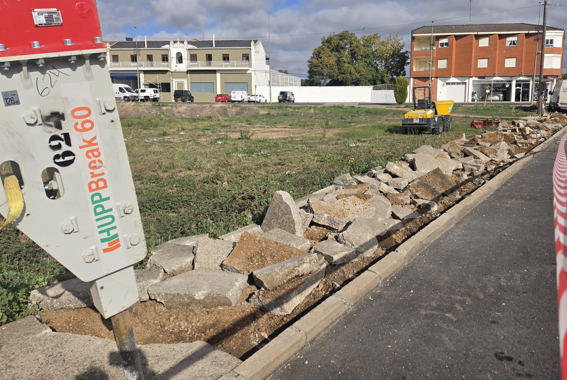 Actuación que se está llevando a cabo en la calle La Vega. | L.N.C.