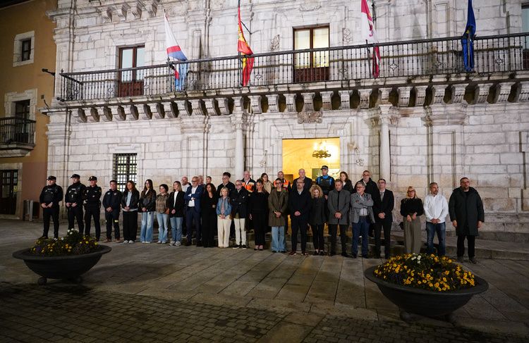 Minuto de silencio en Ponferrada por las víctimas del accidente. | ICAL Minuto de silencio en Ponferrada por las víctimas del accidente. | ICAL