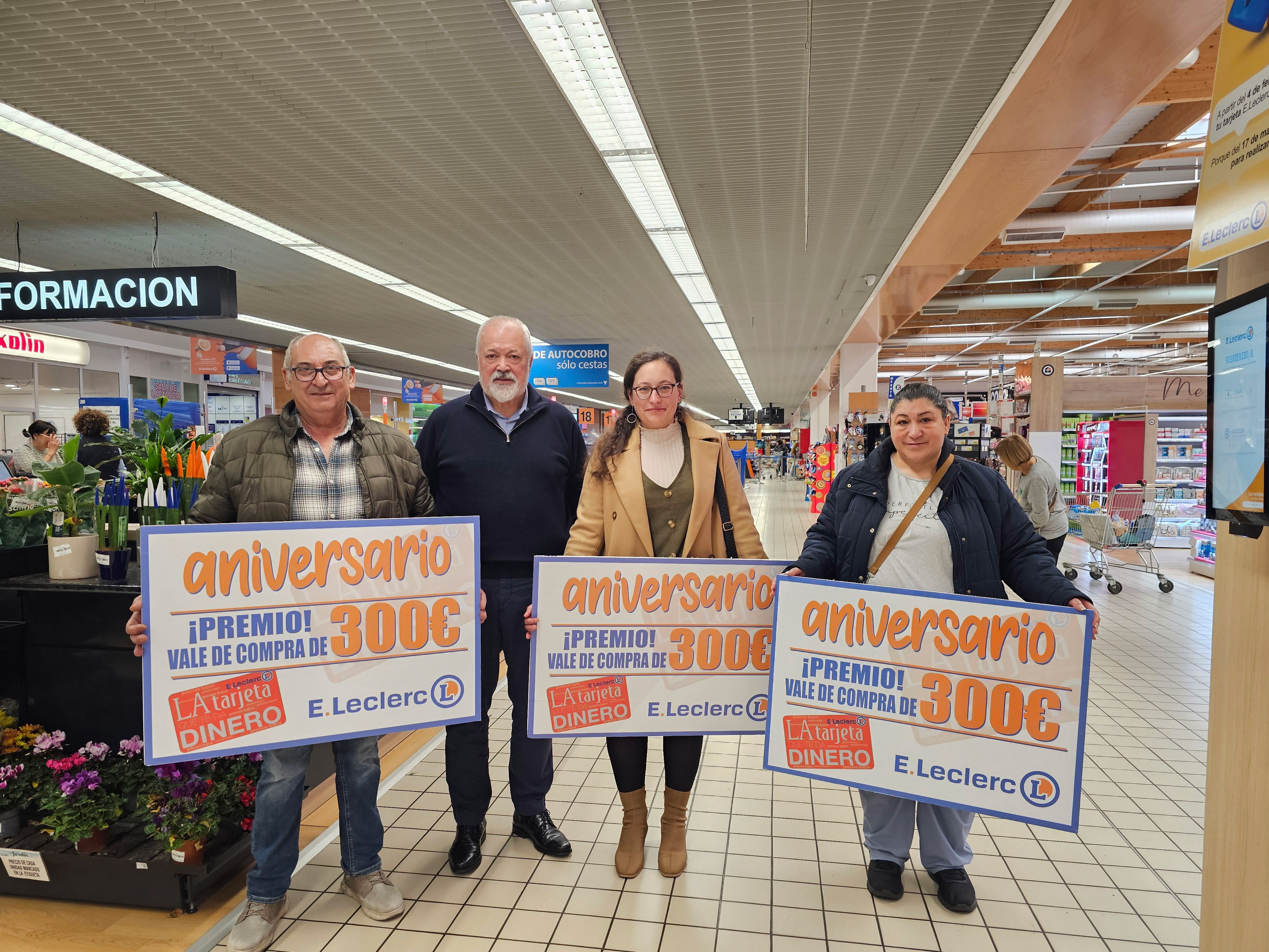 Entrega de vales de la campaña del 'megames' de E.Leclerc León. | L.N.C.