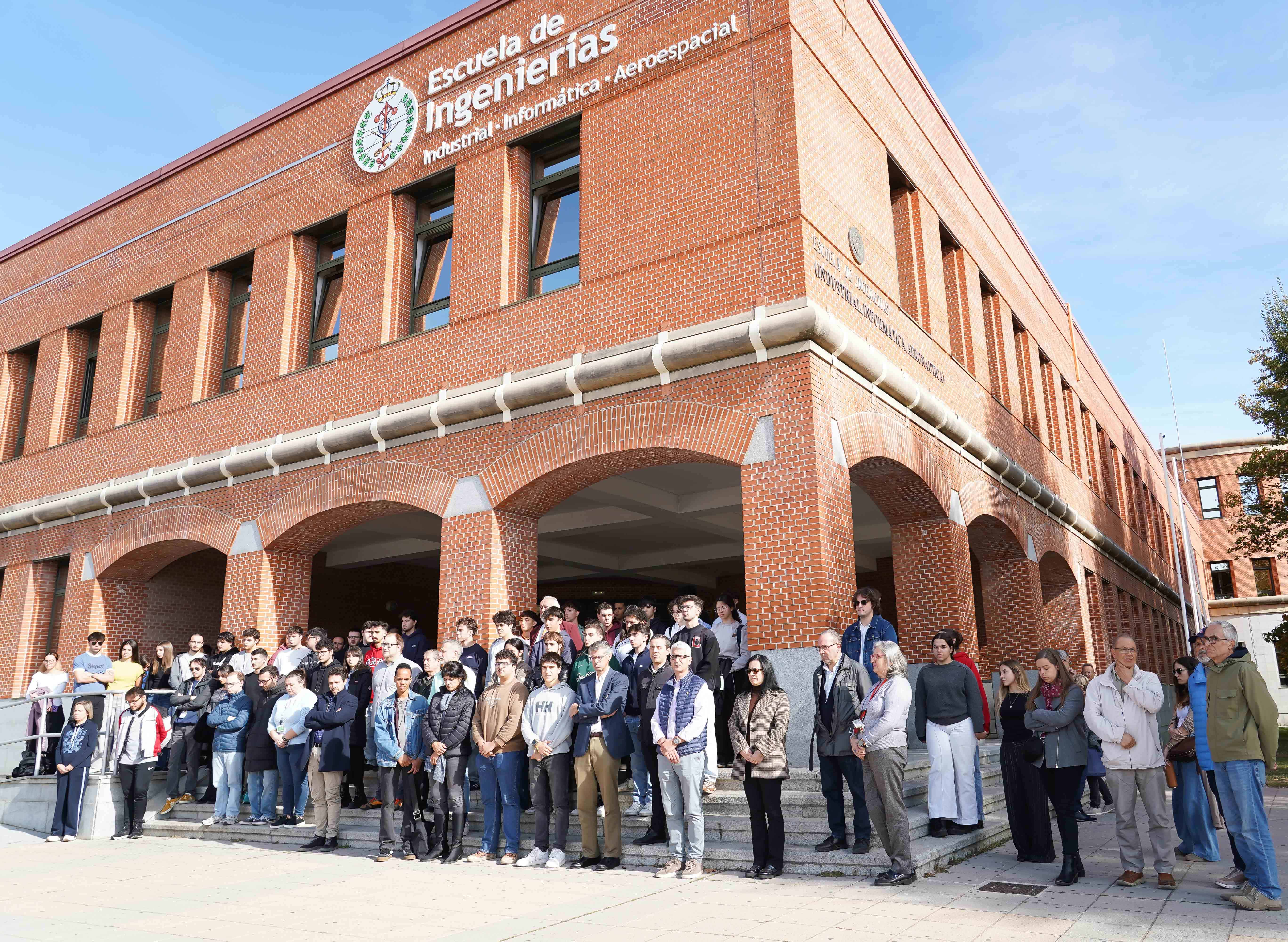Minuto de silencio en la Universidad de León por las víctimas del accidente de Toledo. | L.N.C. Minuto de silencio en la Universidad de León por las víctimas del accidente de Toledo. | L.N.C.
