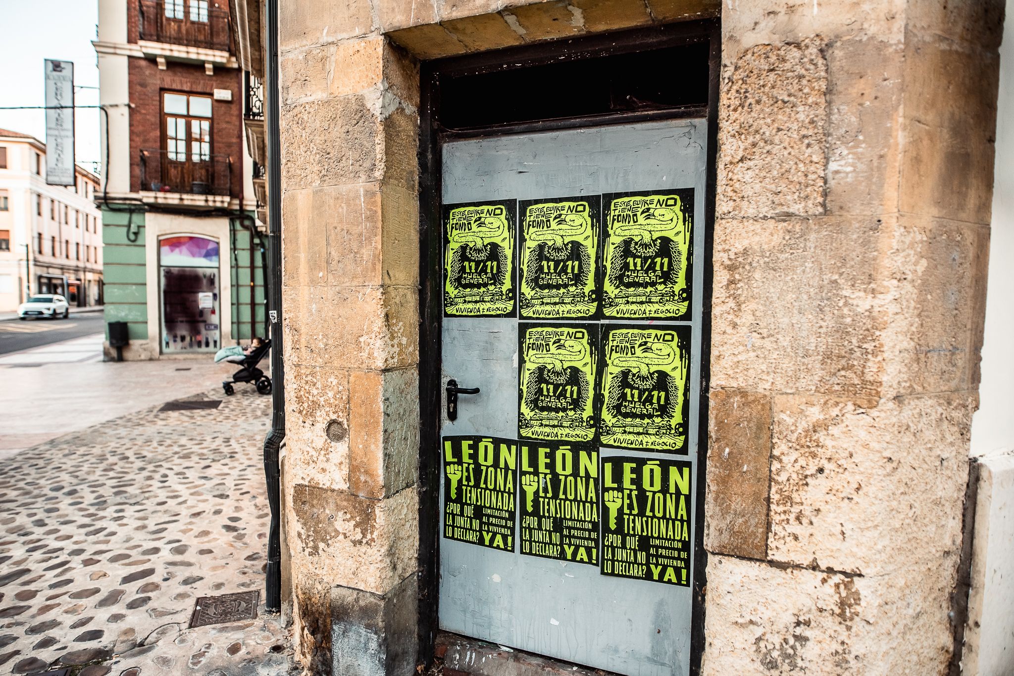 Carteles contra la especulación inmobiliaria en la zona centro de León. | L.N.C.