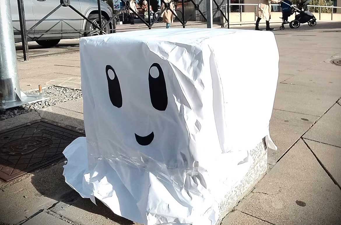 Los alumnos han decorado el entorno de su colegio con motivo de Halloween. | L.N.C. Los alumnos han decorado el entorno de su colegio con motivo de Halloween. | L.N.C.