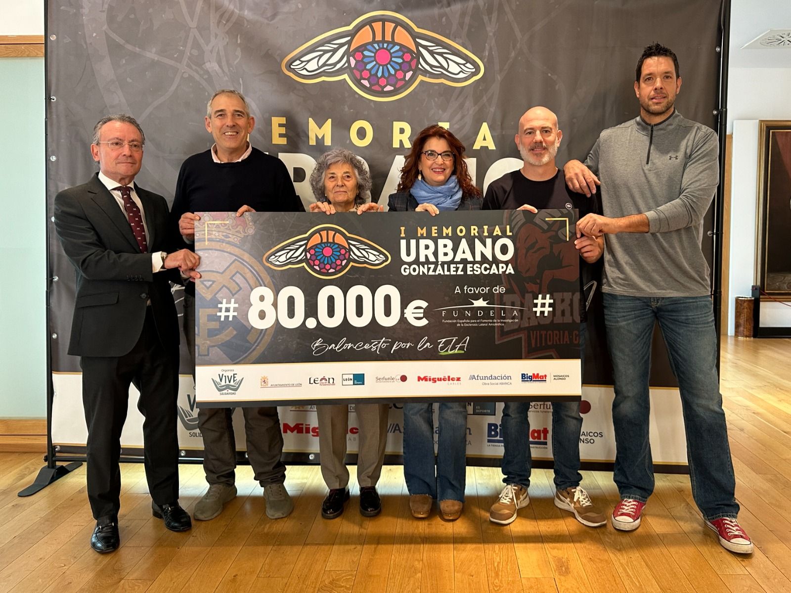Momento de la entrega del cheque de lo recaudado en el I Memorial Urbano González. L.N.C. Momento de la entrega del cheque de lo recaudado en el I Memorial Urbano González. L.N.C.