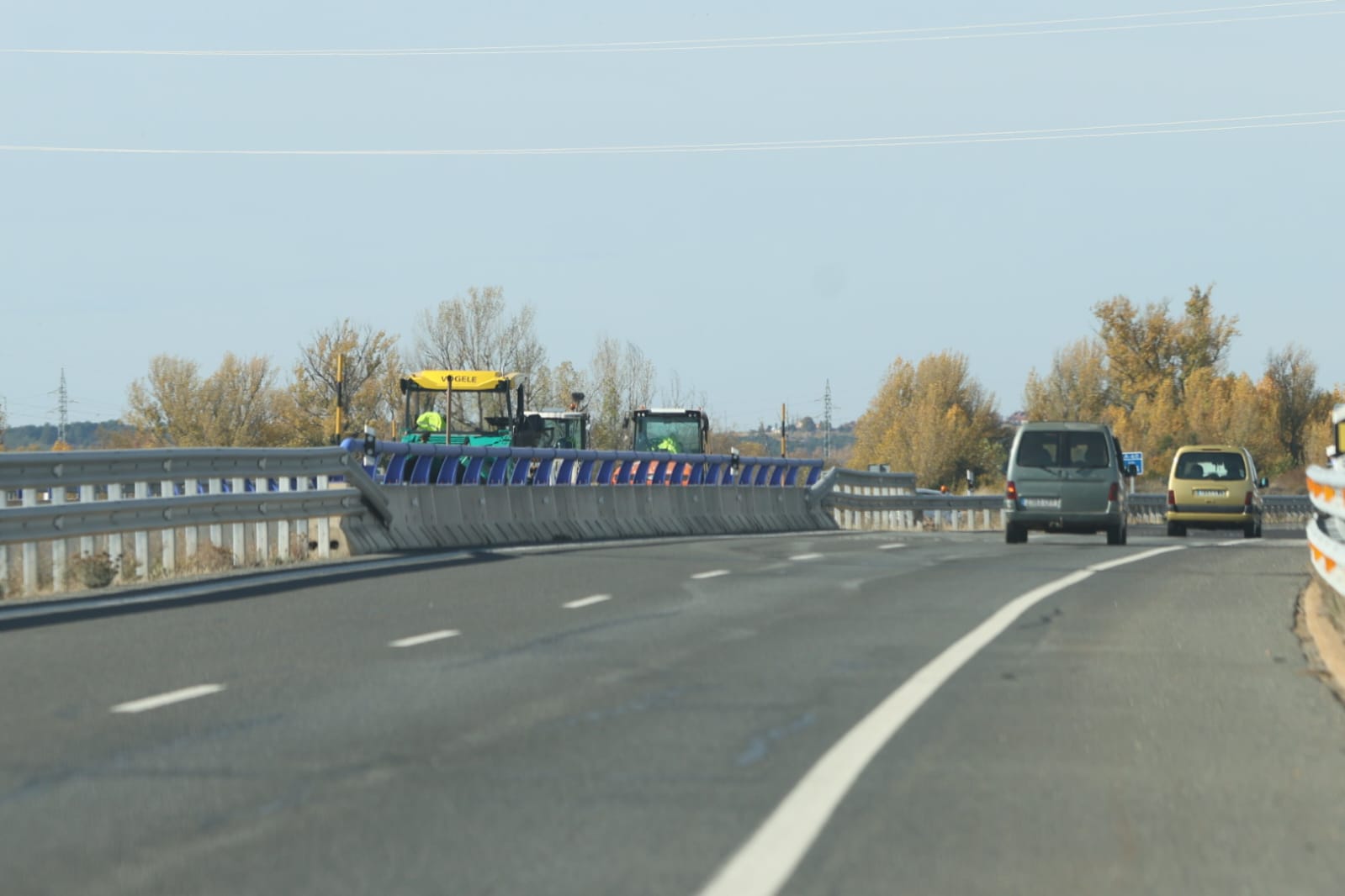 Obras de reasfaltado en la autovía León-Valladolid. | FERNANDO OTERO
