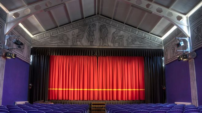 El interior del gimnasio habilitado como un teatro.ANTONIO DE LA FUENTE