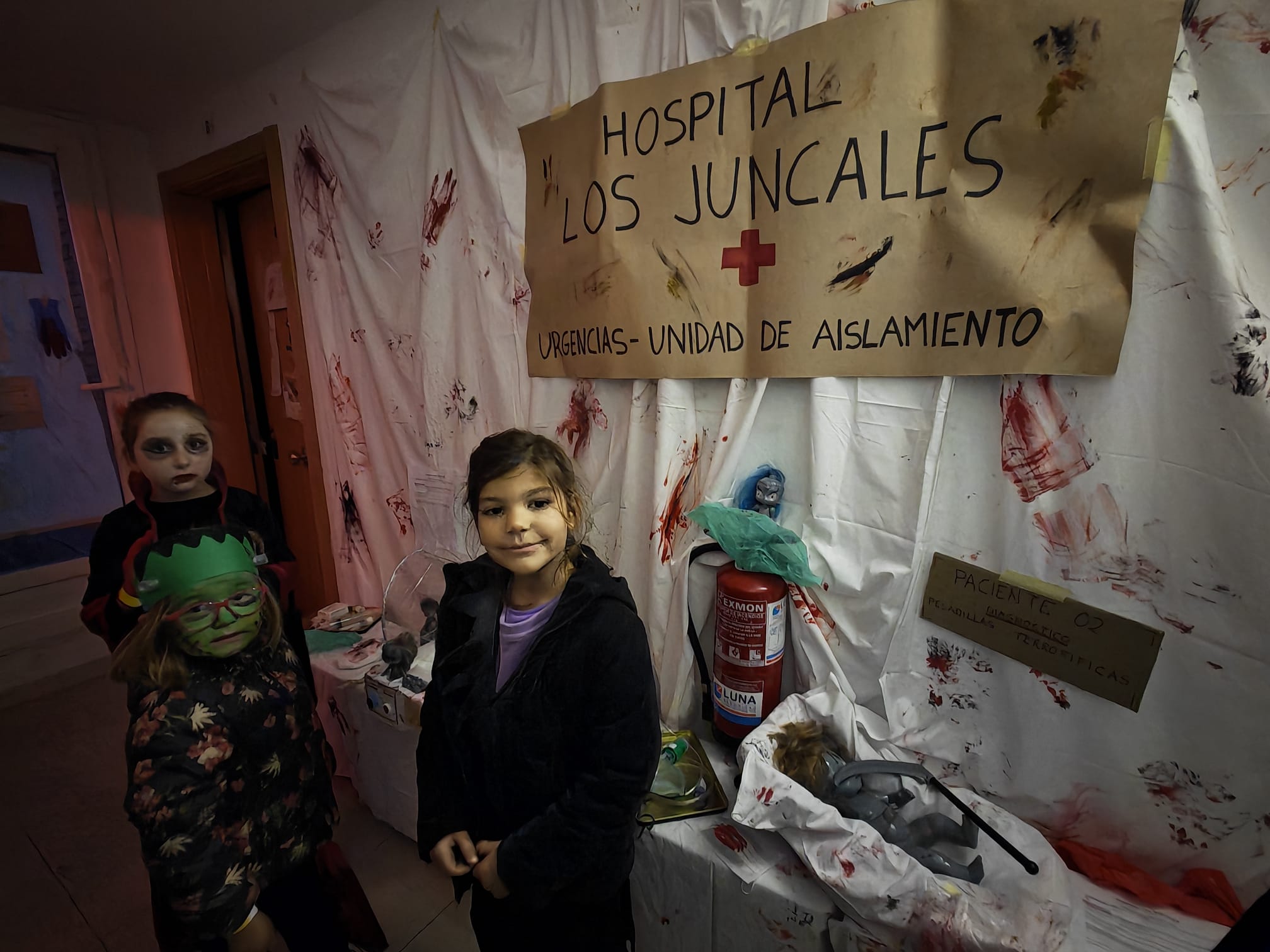 Los pasillos de los edificios del barrio se llenaron de terror.