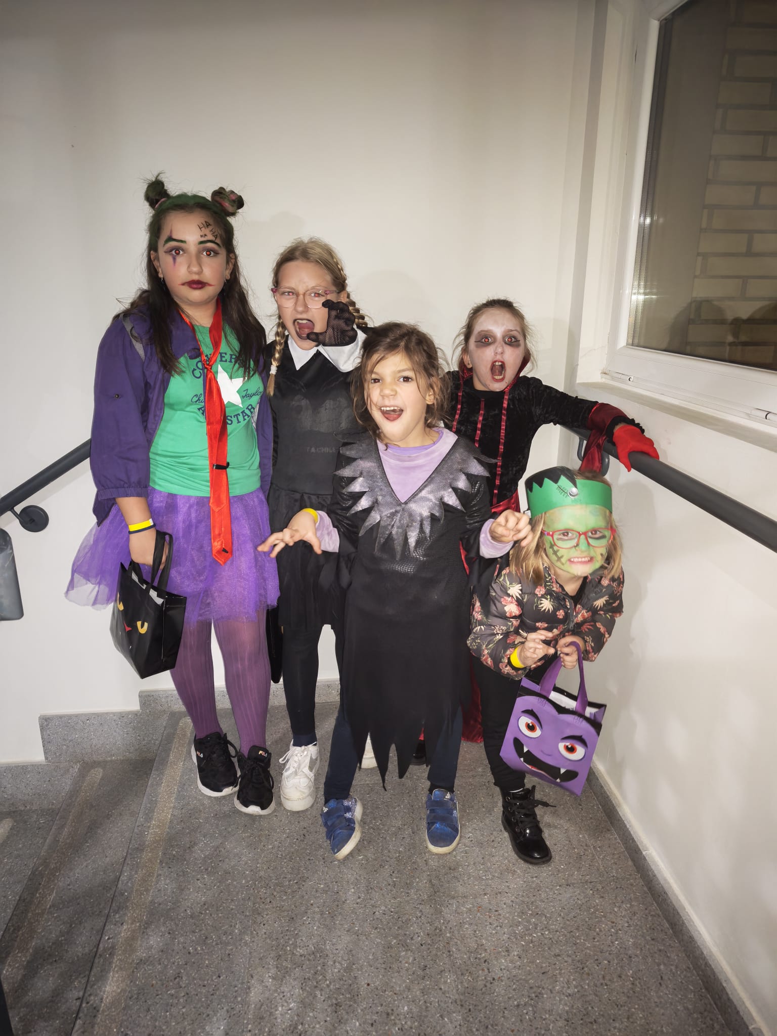Un grupo de niñas disfrutando de la fiesta de Halloween.
