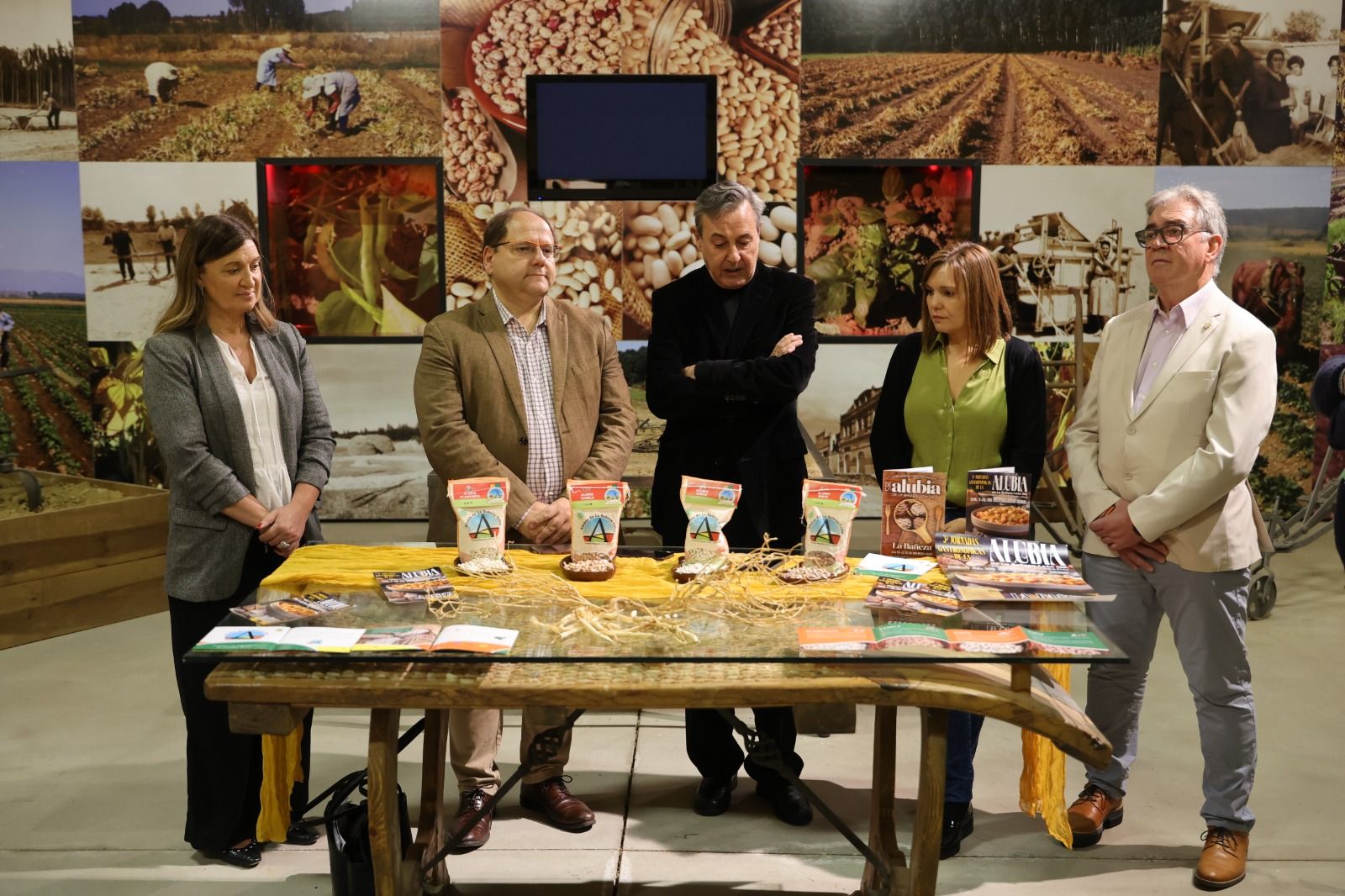 Elena Bailez, Javier Carrera, Pepe Ribagorda, Eva del Río y José Carlos Prieto durante la visita. |L.N.C.
