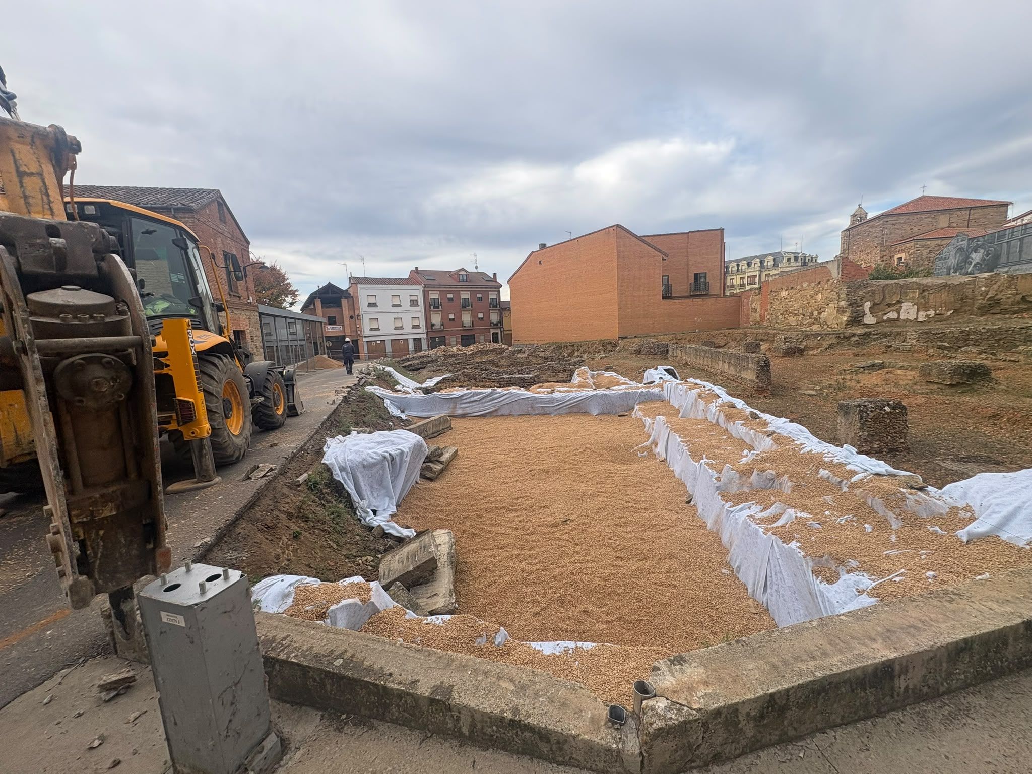 Inicio de las obras para recuperar el solar del antiguo Hospicio de Astorga. | L.N.C.