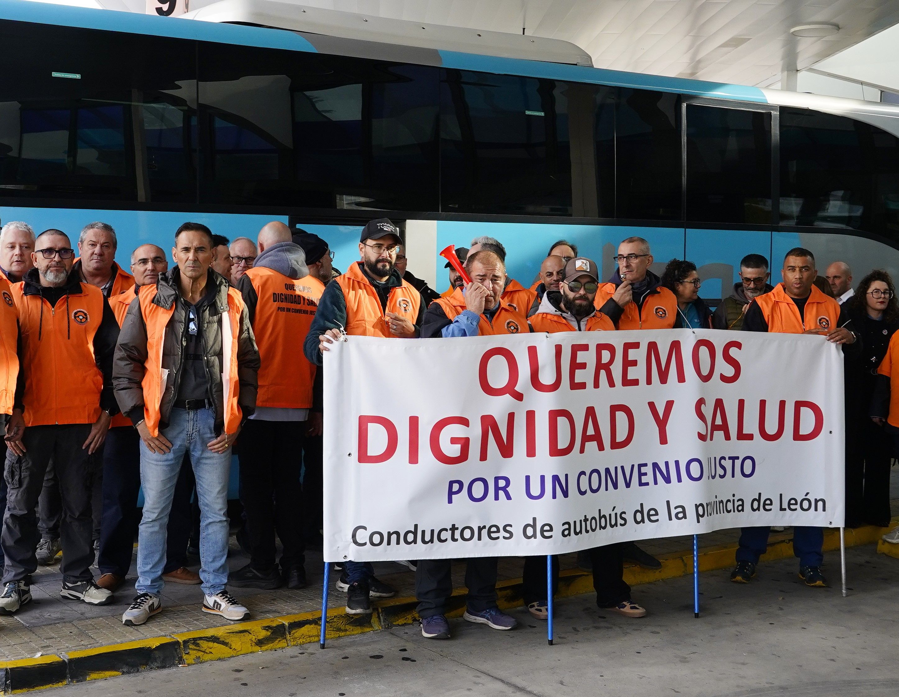 Manifestantes en la estación de autobuses de Ponferrada. | ICAL