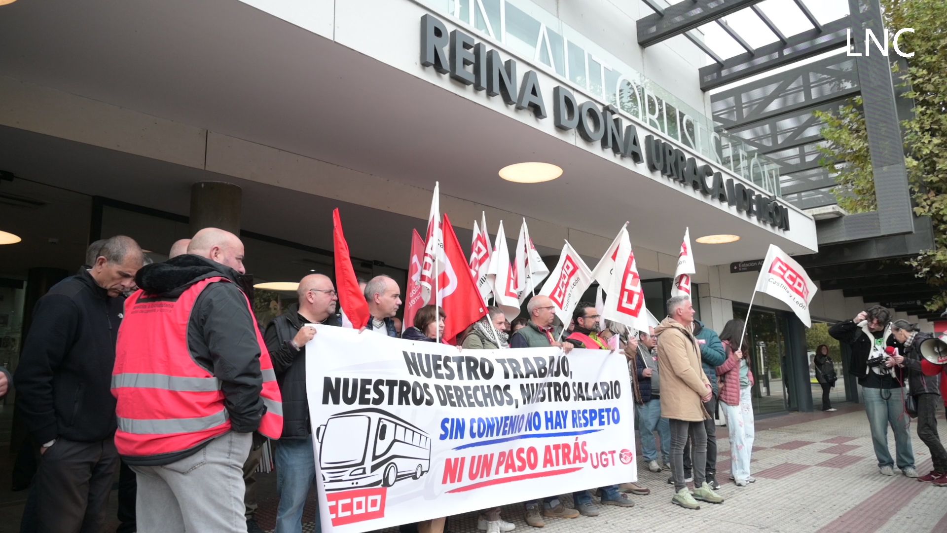 Los sindicatos se concentran en León por la huelga de conductores de autobuses interurbanos Los sindicatos se concentran en León por la huelga de conductores de autobuses interurbanos