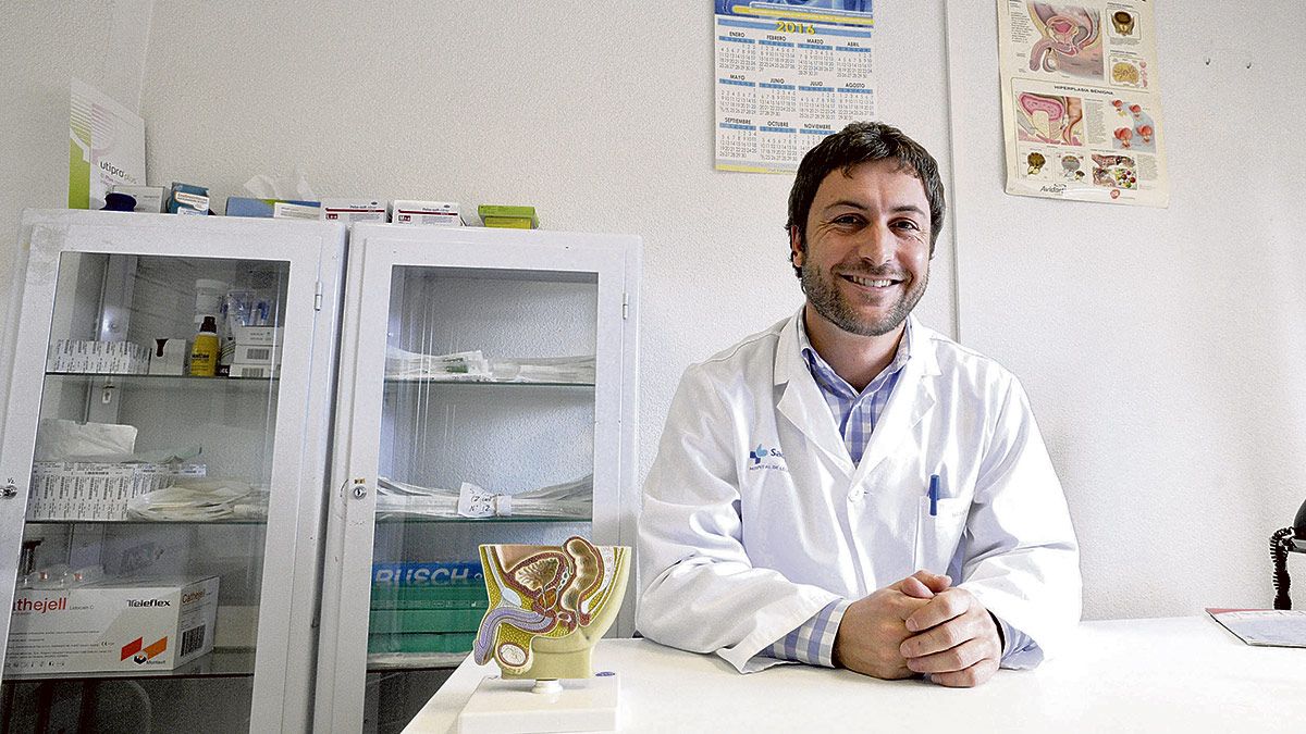 El doctor Francisco Campanario, miembro del servicio de Urología del Complejo Asistencial Universitario de León. | DANIEL MARTÍN