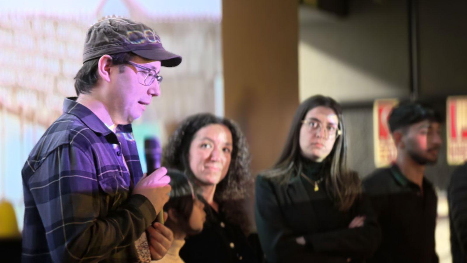 Marcos Roddie durante la explicación que acompañó a la proyección. | L.N.C.