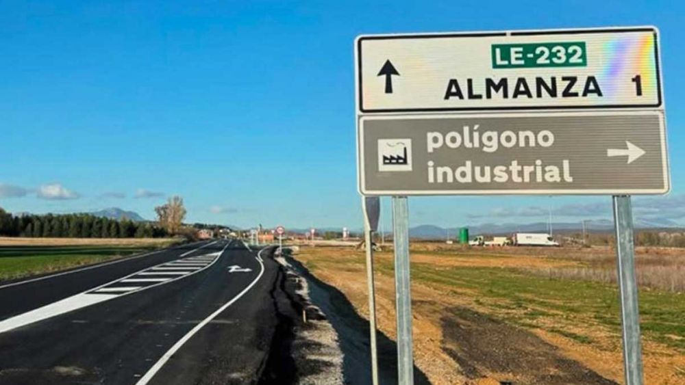Acceso al polígono industrial, ubicado a las afueras de Almanza. | L.N.C.