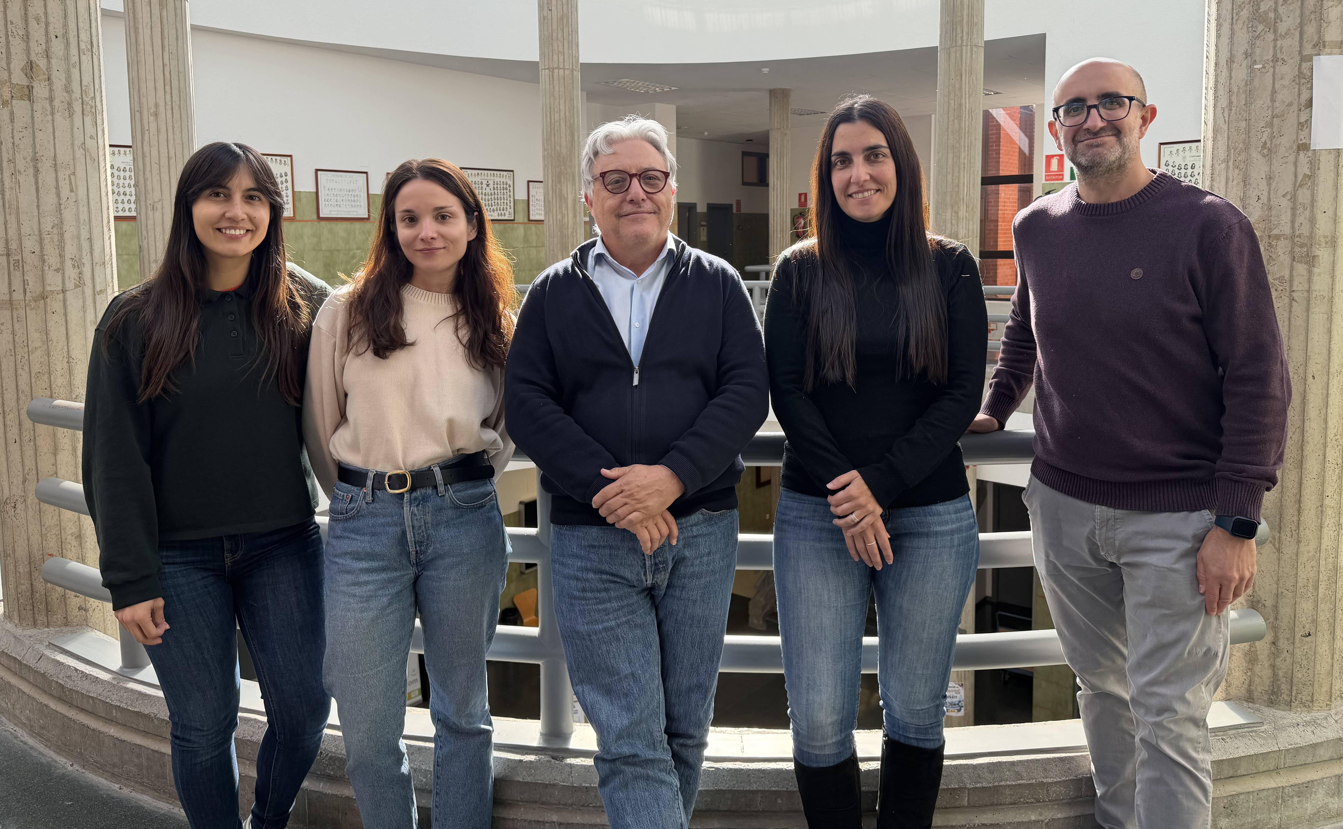 De izquierda a derecha, María Rubín García, Lorena Botella Juan, Vicente Martín Sánchez, Laura Álvarez Álvarez y Antonio José Molina, algunos de los responsables de la investigación. | L.N.C.