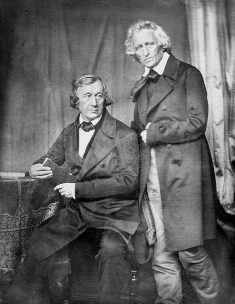 Imagen emblemática de los conocidos hermanos Wilhelm y Jacob Grimm, nacidos en la ciudad alemana de Hanau.