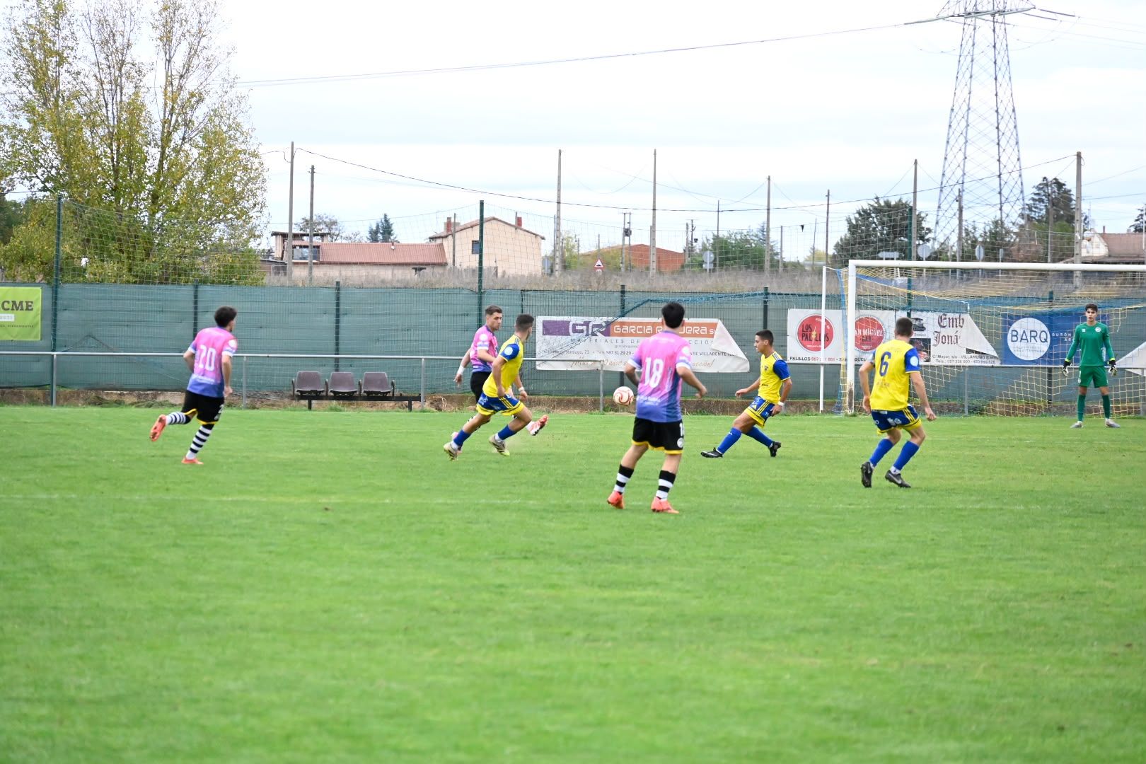 Uno de los momentos del partido del Mansillés ante Unionistas B. SAÚL ARÉN
