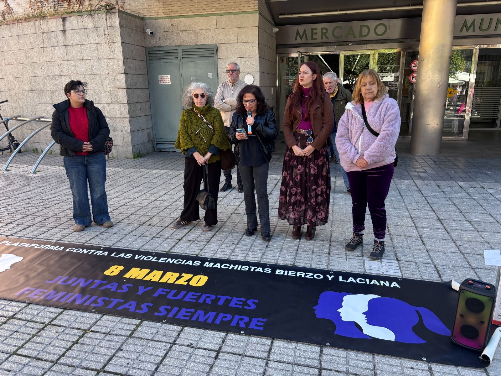 Concentración frente al Mercado de Abastos de Ponferrada. | JAVIER FERNÁNDEZ