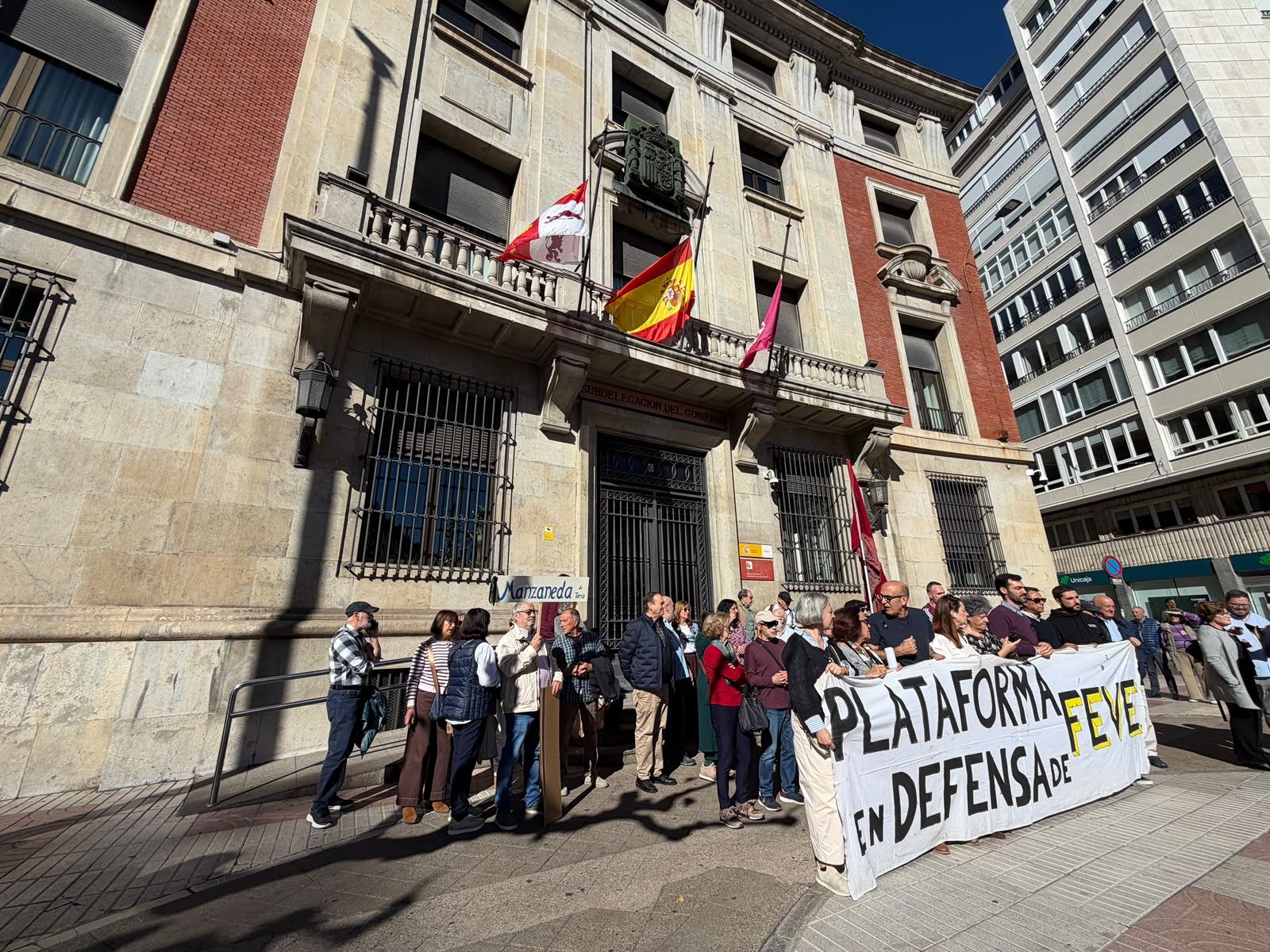 La Plataforma en Defensa de Feve reanuda sus concentraciones semanales, aunque ahora son ante la Subdelegación del Gobierno. | SAÚL ARÉN