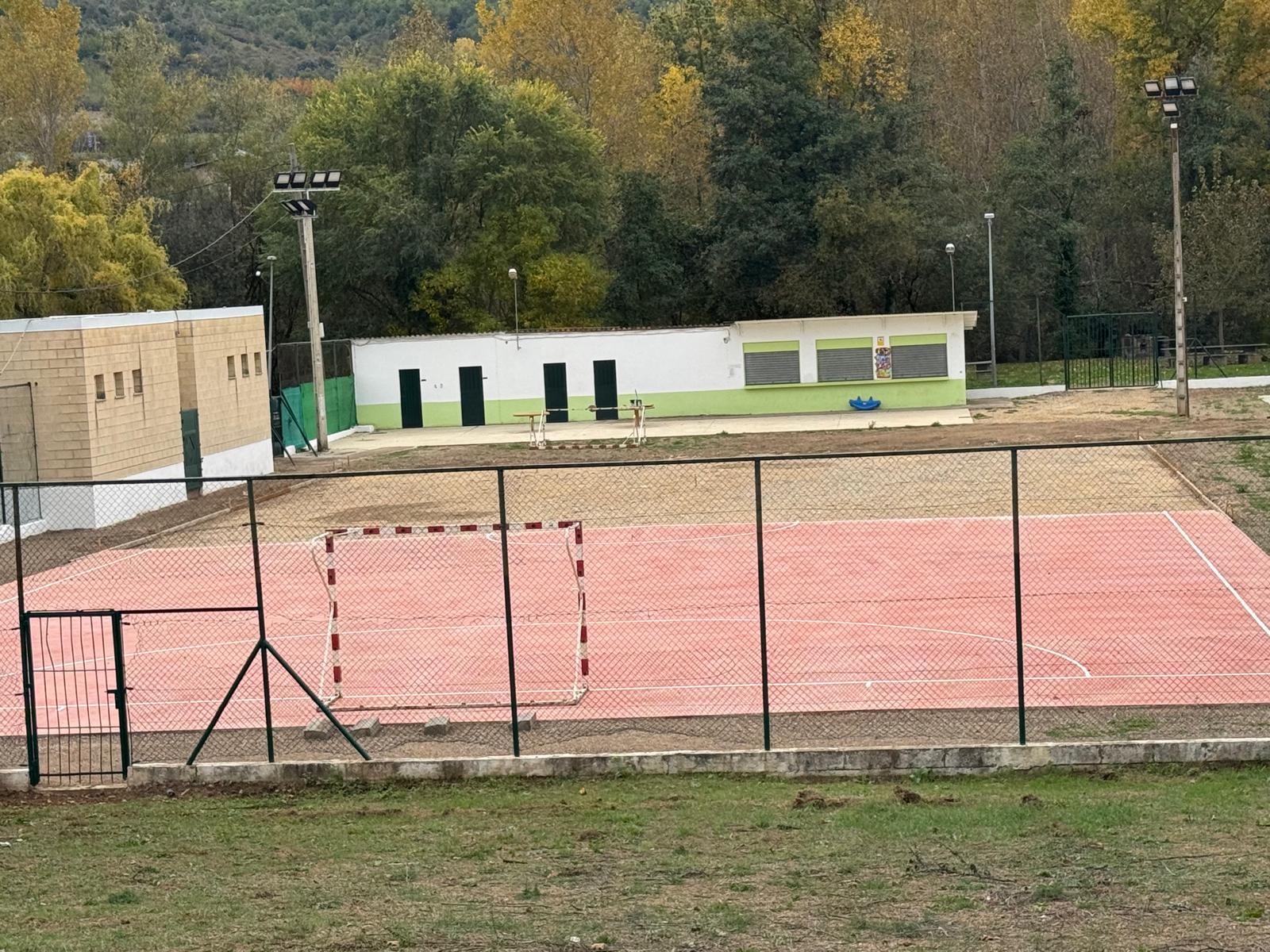 Pistas deportivas de Albares de la Ribera.