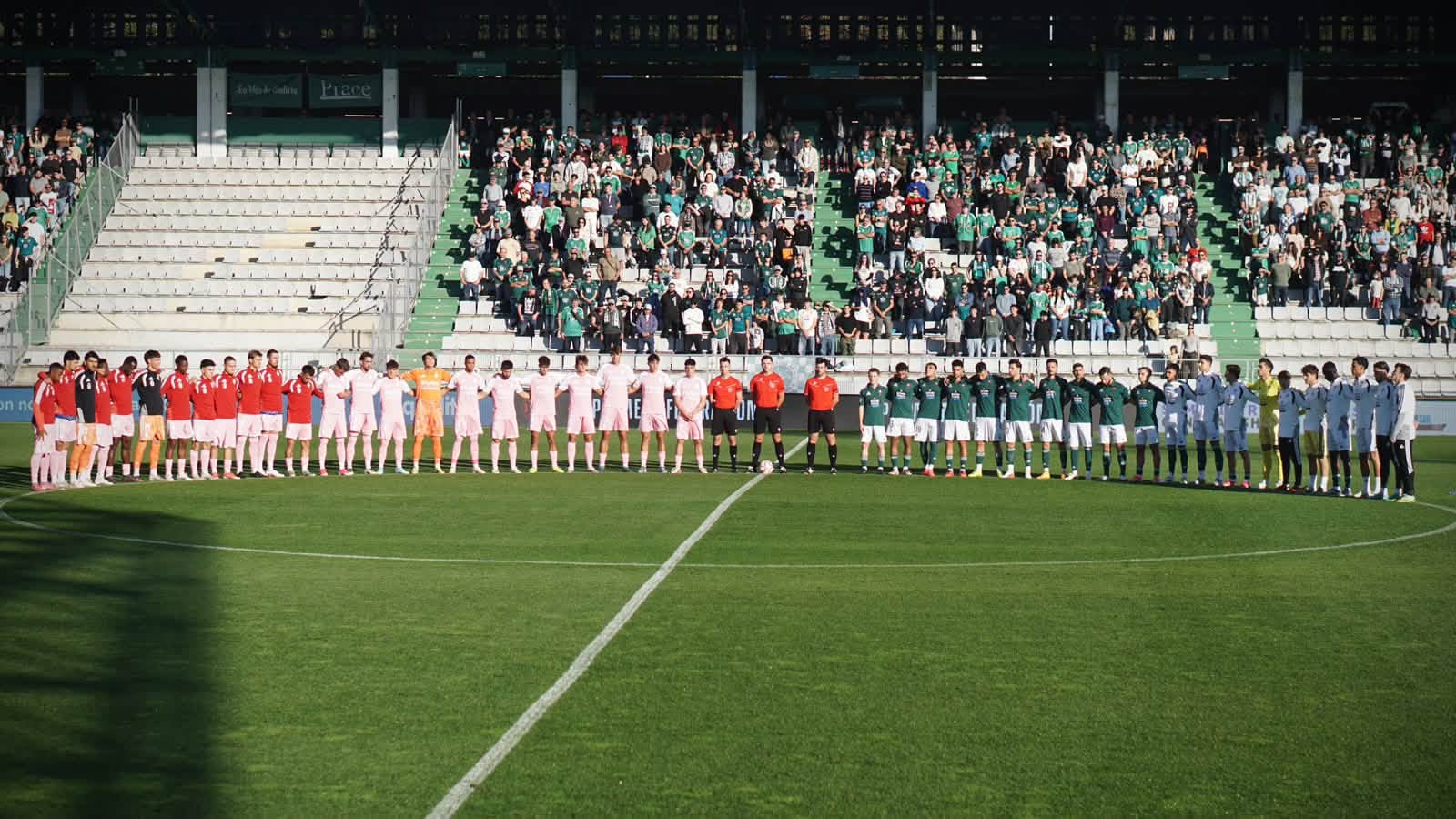 Las dos plantillas al completo guardaron un minuto de silencio por las víctimas del accidente ferroviario de Urda. RACING DE FERROL