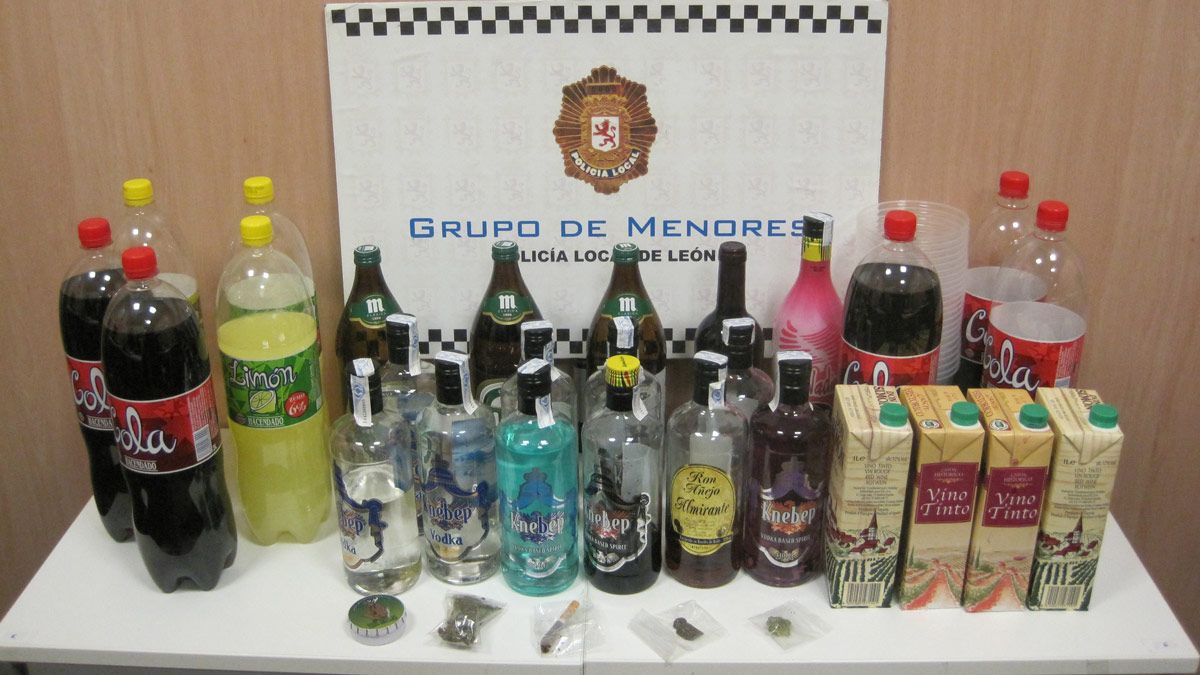 Bebidas alcohólicas y drogas decomisadas por el Grupo de Menores. | L.N.C.