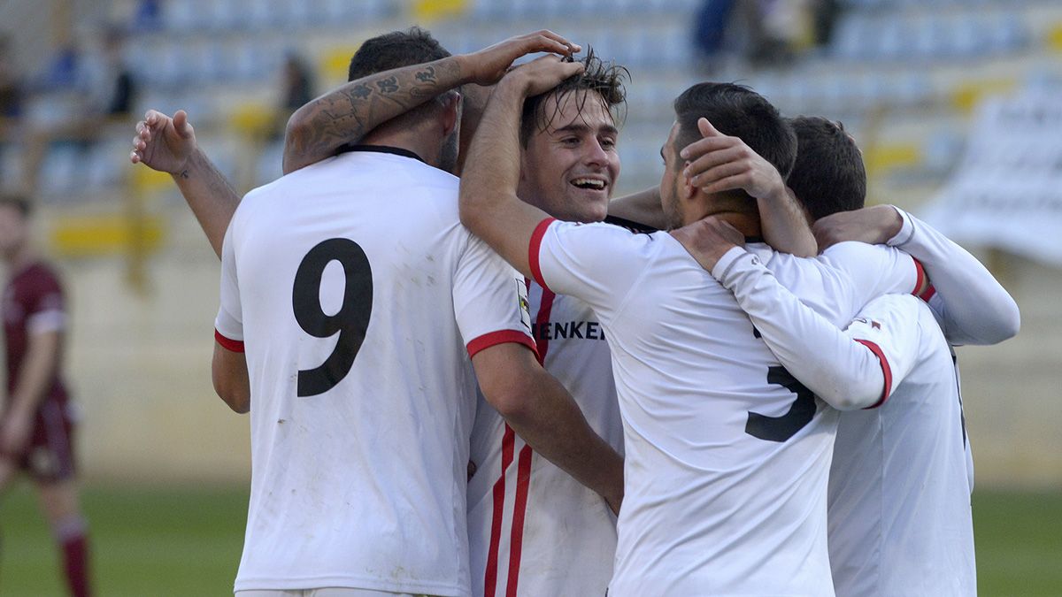 Los jugadores de la Cultural acuden a abrazar a Ortí, que celebra el tanto que abrió el marcador. | MAURICIO PEÑA