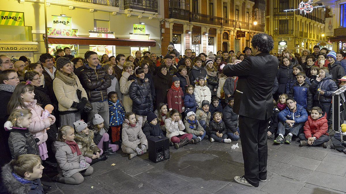 Uno de los espectáculos de calle de una edición previa del festival León Vive la Magia. | MAURICIO PEÑA