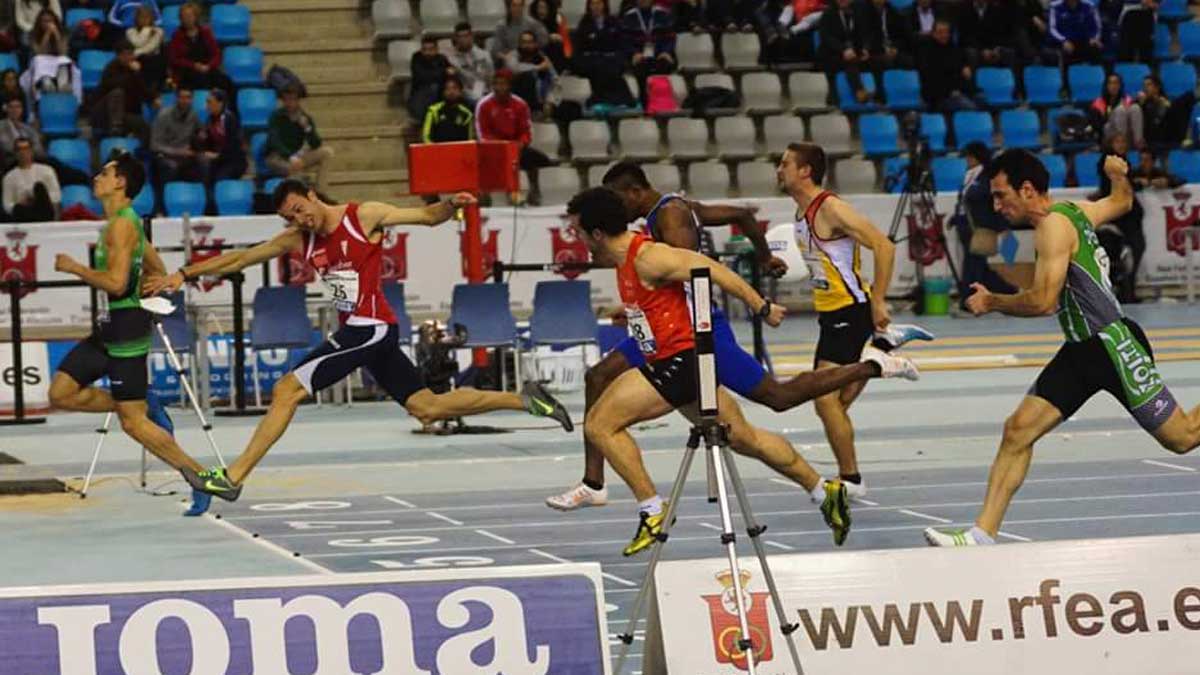 Lozano, de rojo entrando segundo, fue uno de los destacados en el Nacional.