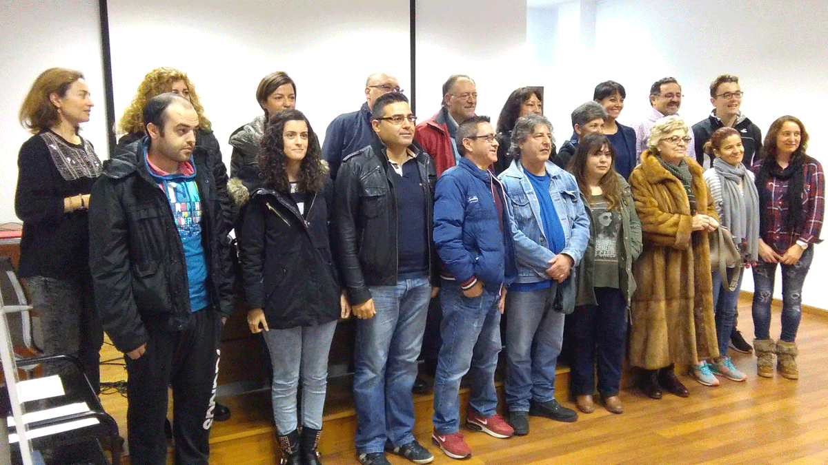 El grupo de alumnos que sí están interesados en idiomas y han superado los últimos cursos formativos de inglés del Imfe junto a los ediles  Rosa Luna y Carlos Fernández.