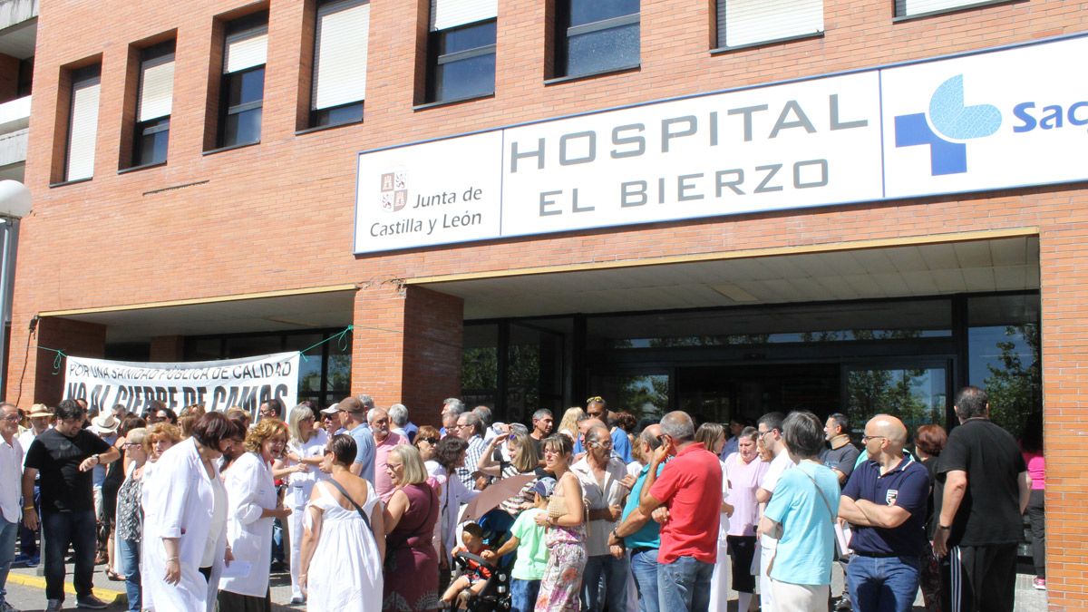 Una de las reivindicaciones de la Plataforma a las puertas del Hospital del Bierzo. | MAR IGLESIAS