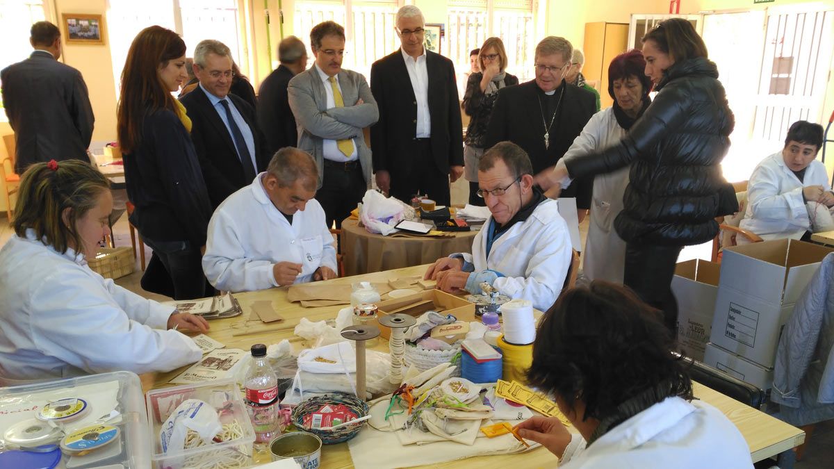 Los dos diputados, el alcalde y el obispo de Astorga, en uno de los talleres de Cosamai. | FERRERO