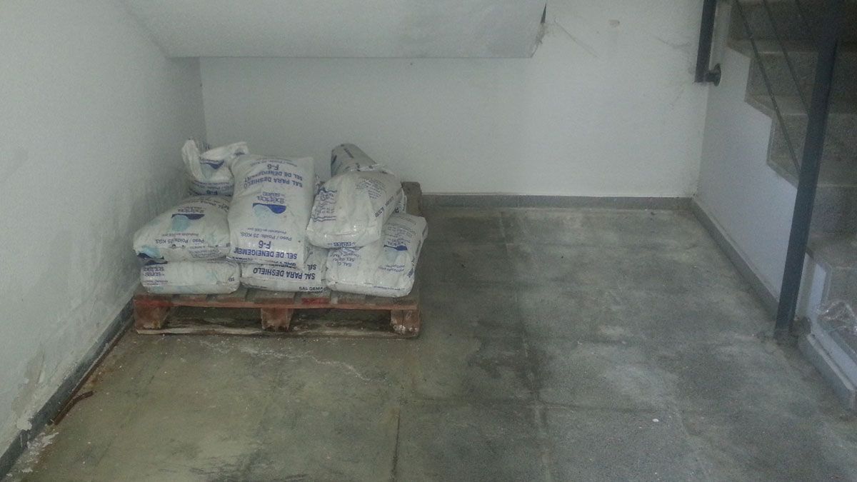 Sal acumulada en el interior del Hospital de León. | L.N.C.