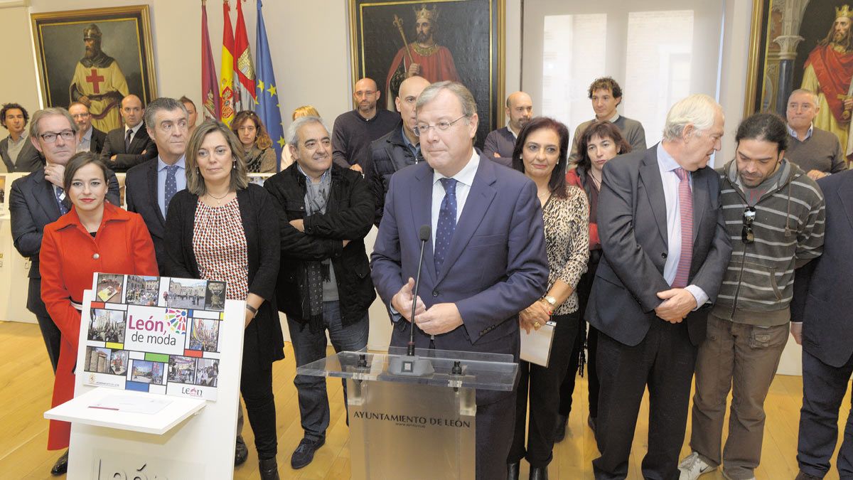 Políticos, empresarios y hosteleros apoyan la nueva campaña promocional, ‘León, gastronomía de moda’. | MAURICIO PEÑA Políticos, empresarios y hosteleros apoyan la nueva campaña promocional, ‘León, gastronomía de moda’. | MAURICIO PEÑA
