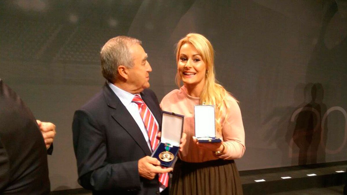 Lydia Valentín recibe su medalla de oro al Mérito Deportivo. | L.N.C.