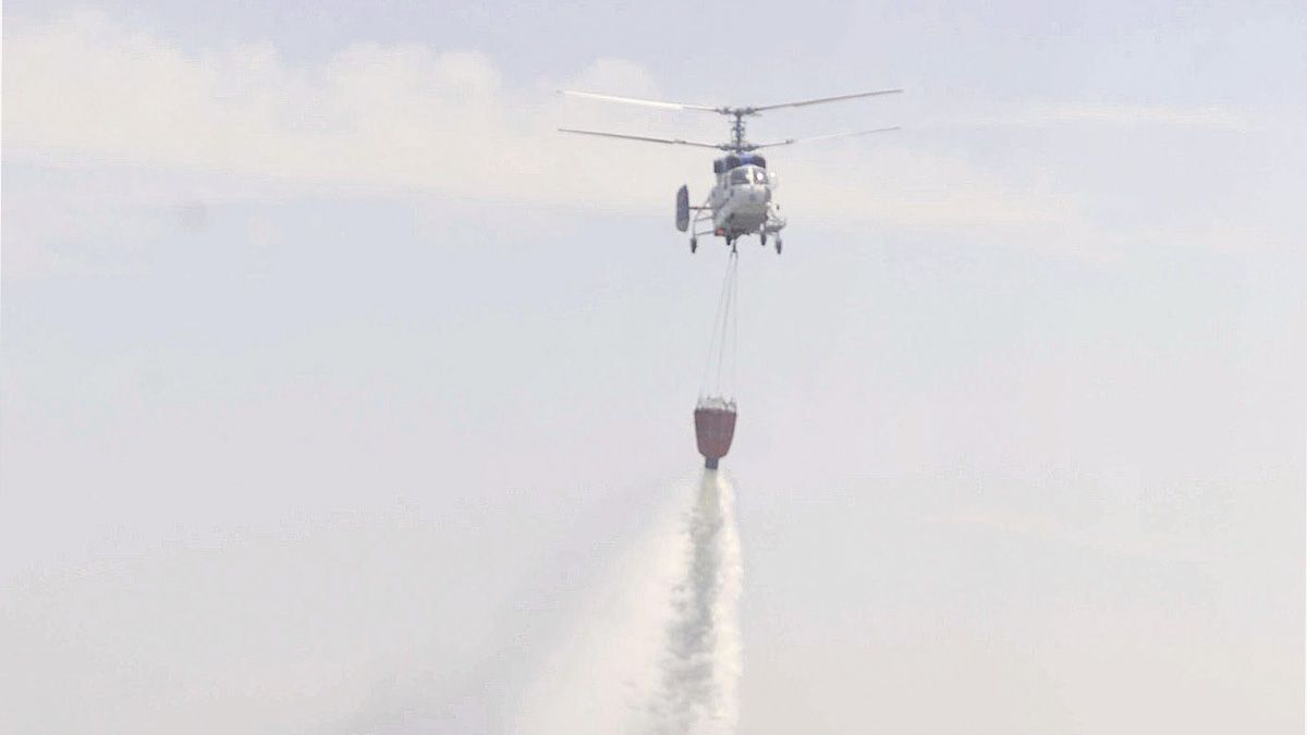Un helicóptero actúa en el incendio de Quintana del Castillo. | DANIEL MARTÍN