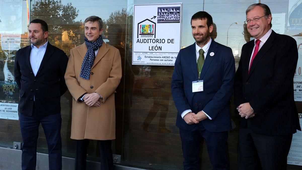 José Ángel Crego (Autismo León), Pablo Rodríguez (director general de Familia y Políticas Sociales de la Junta), Marcos Zamora y Antonio Silván. | CÉSAR