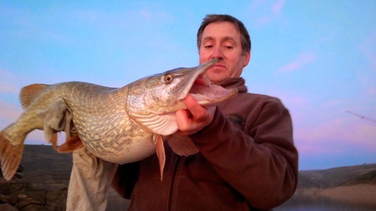 Un pescador, en plena faena en uno de los ríos de la provincia. | R.P.N.