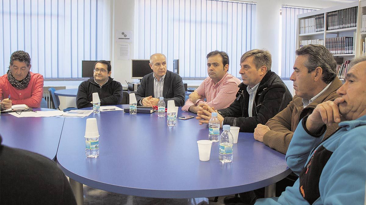 Un momento de la reunión mantenida este jueves por la mañana en Sahagún.