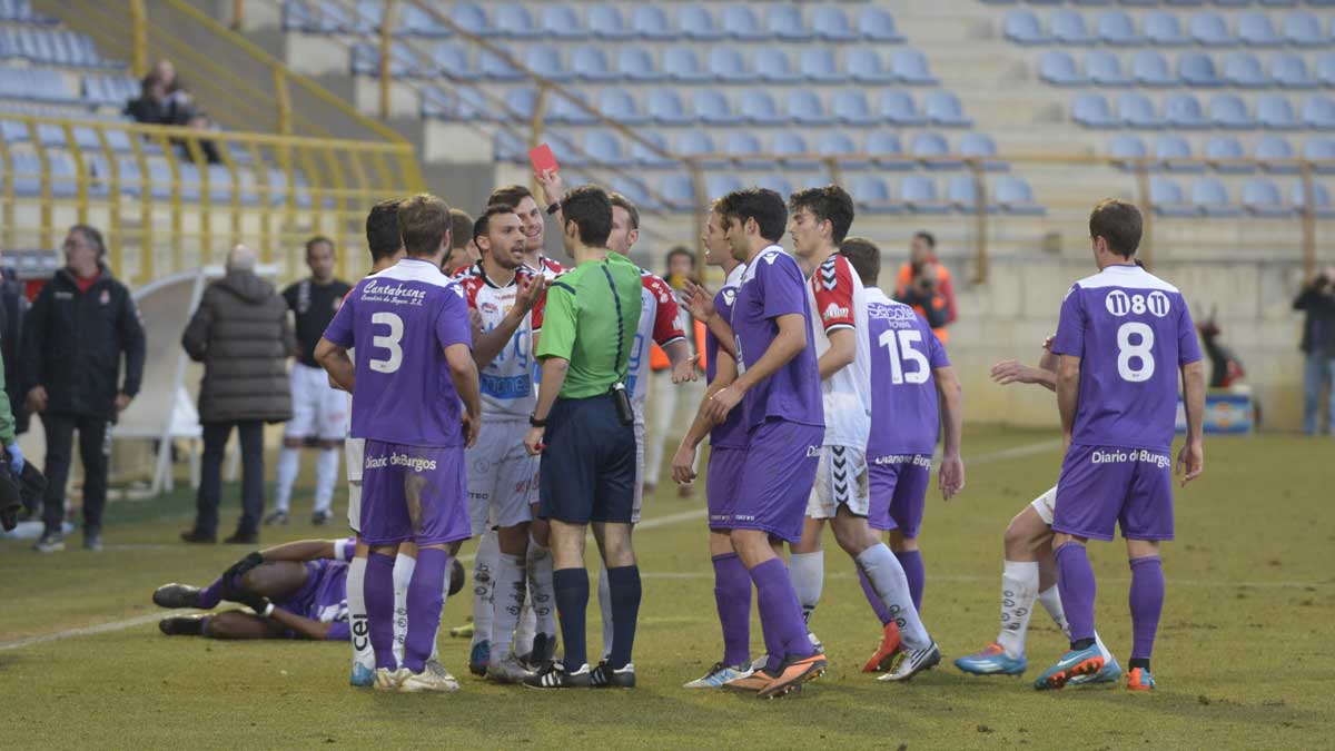 Momento en el que el colegiado Leo Ollo le muestra la tarjeta roja a Mohamed Kamal. | MAURICIO PEÑA