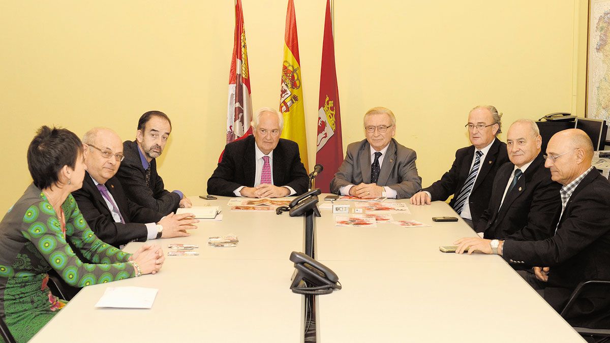 Guillermo García y Martín Manceñido, ayer en la Junta. | L.N.C.