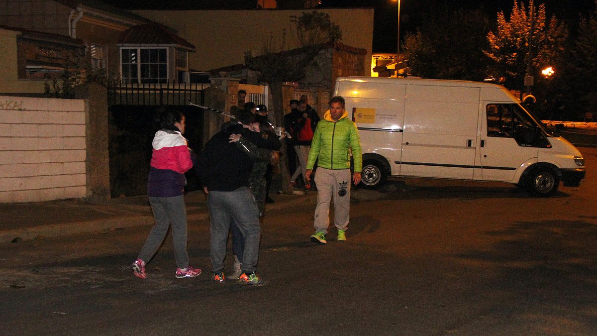 Familiares de las víctimas, ante el domicilio del suceso. | ICAL Familiares de las víctimas, ante el domicilio del suceso. | ICAL