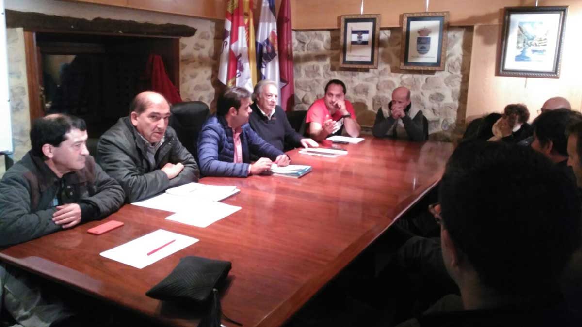 Un momento de la reunión celebrada en La Vecilla. | L.N.C. Un momento de la reunión celebrada en La Vecilla. | L.N.C.