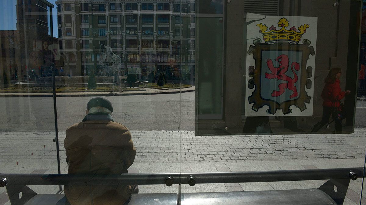 Un anciano espera el autobús en la una de las paradas que hay en la plaza de Santo Domingo de la capital leonesa. | MAURICIO PEÑA