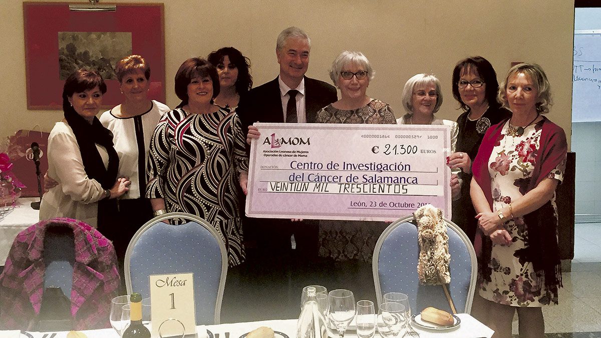 El doctor Pandiella recibió anoche de Almom el cheque con la recaudación de la Carrera de la Mujer. | L.N.C.