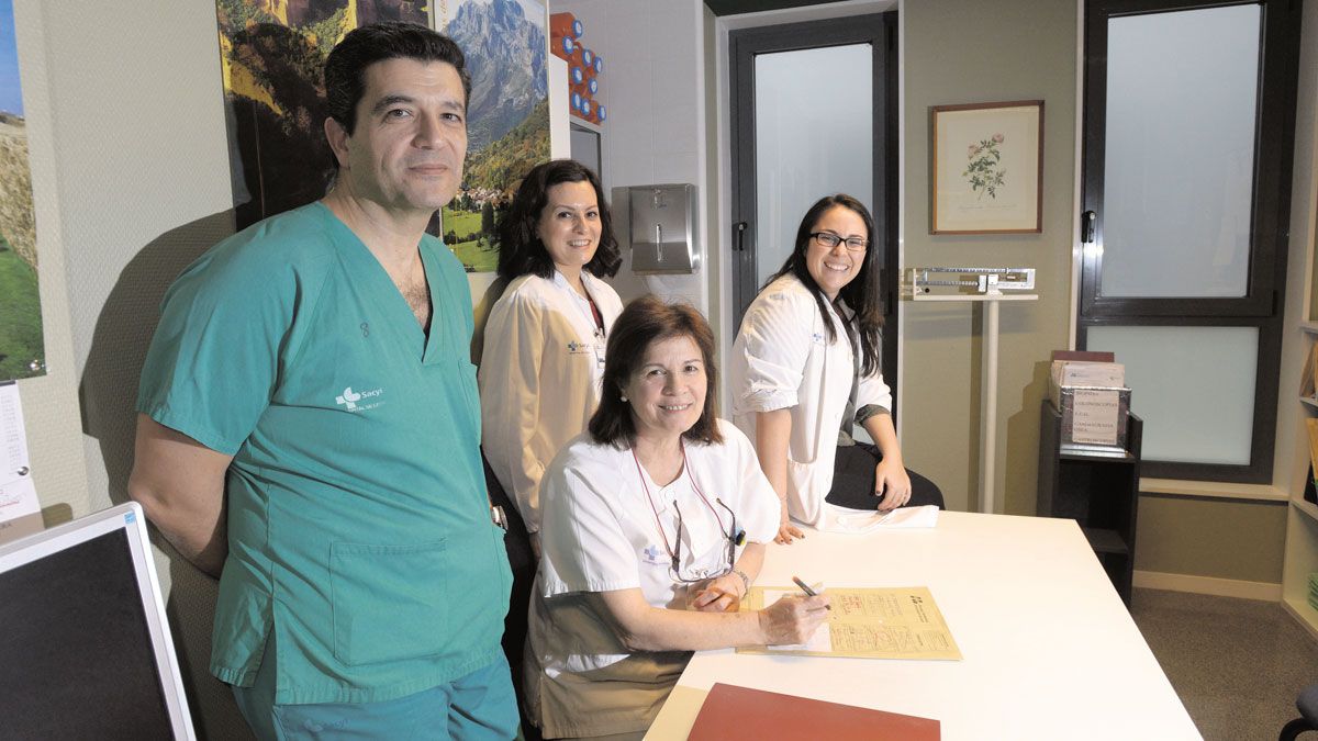 El equipo de la unidad de inflamación intestinal, con Fernando Muñoz entre ellos. | MAURICIO PEÑA El equipo de la unidad de inflamación intestinal, con Fernando Muñoz entre ellos. | MAURICIO PEÑA