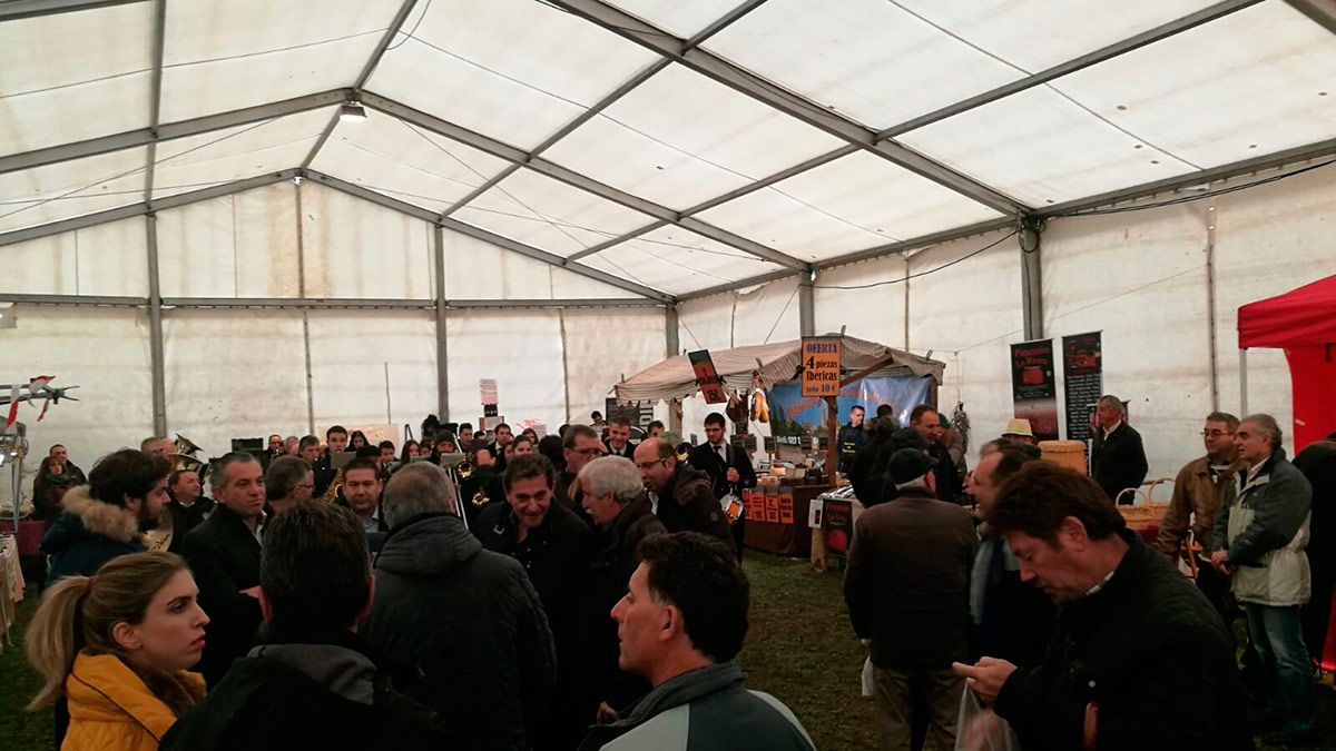 Gran ambiente en la feria durante la jornada del domingo. | L.N.C.