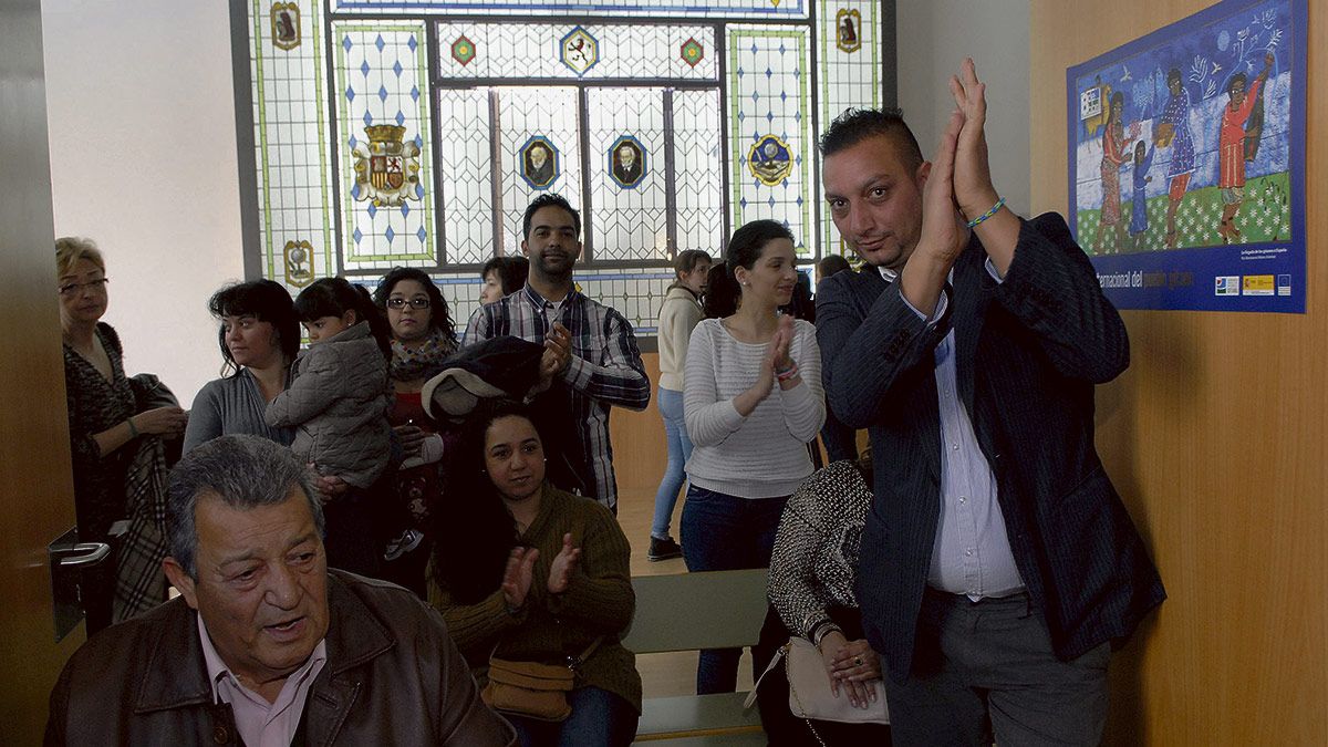 Celebración del Día Internacional del Pueblo Gitano en León. | MAURICIO PEÑA