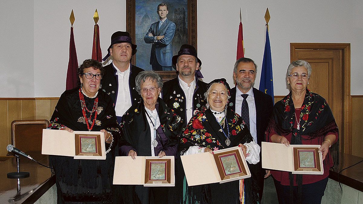 Foto de grupo de las premiadas con el padrino y los organizadores. | ABAJO